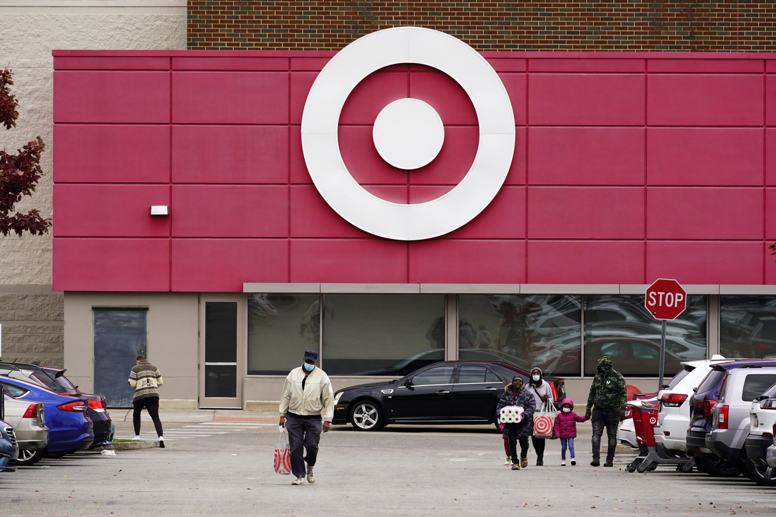 What stores are open and closed on Christmas Day in 2023? Hours for