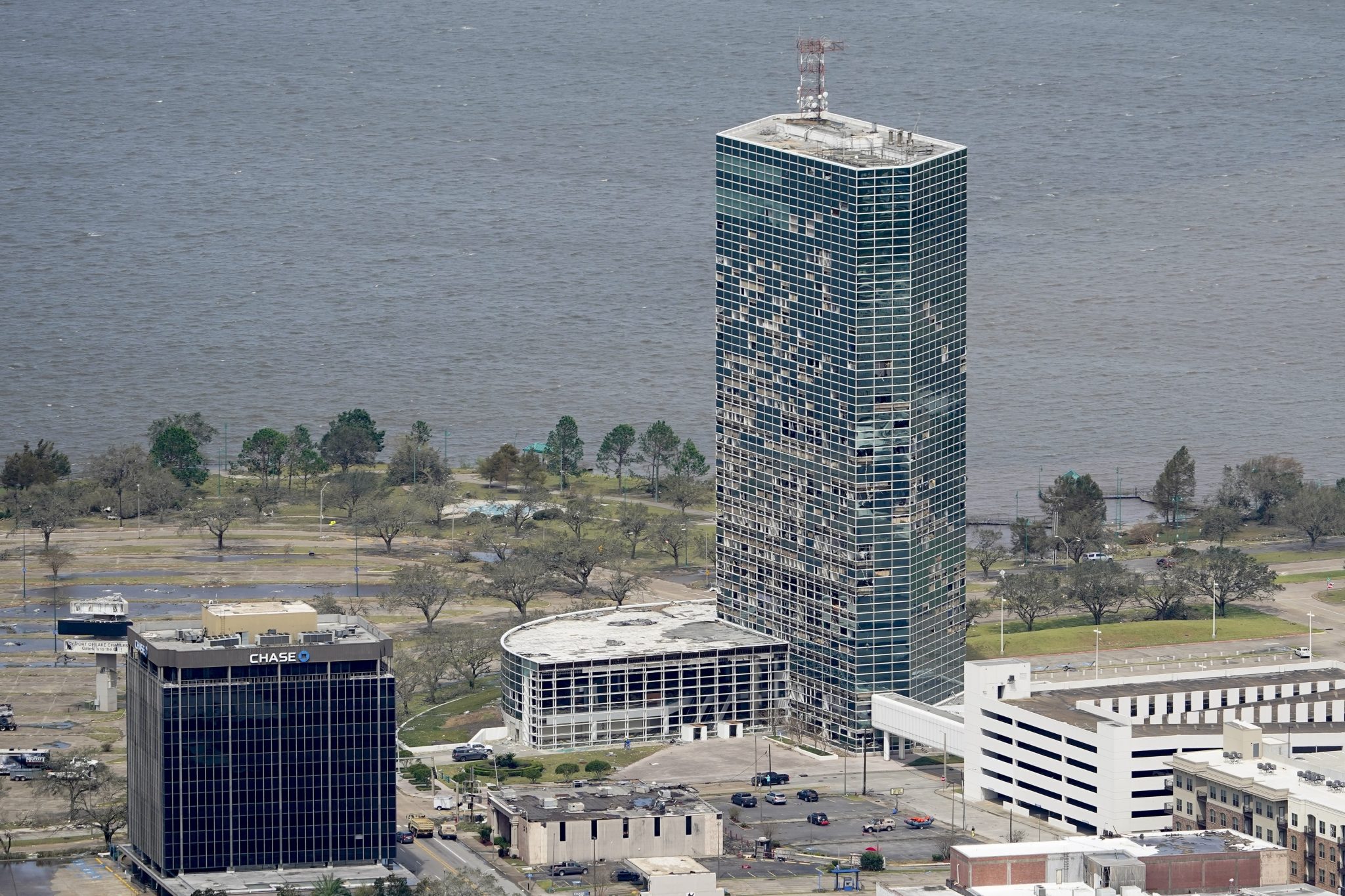 A hurricane-damaged Louisiana skyscraper is imploded - SRN News