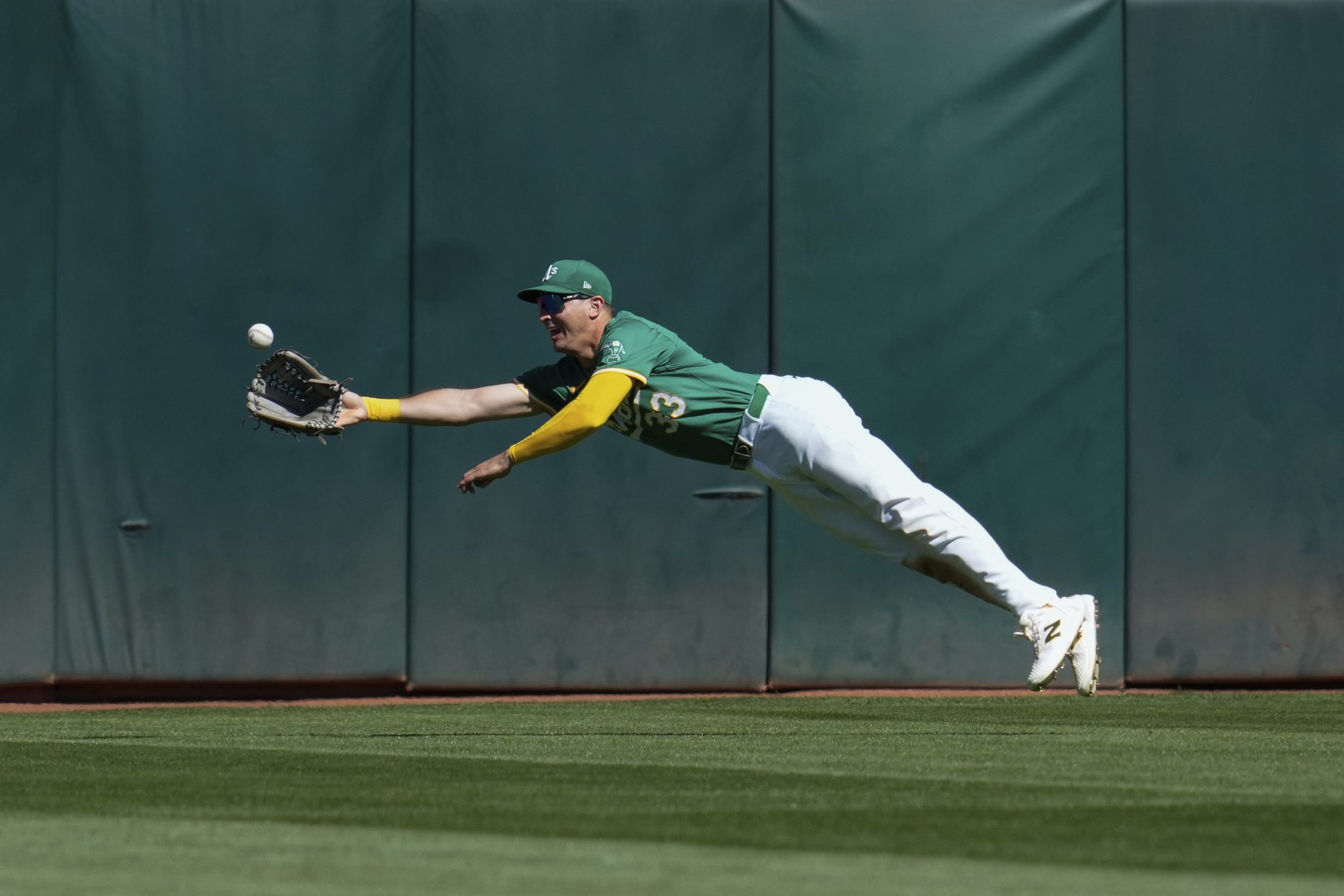 A's send Coliseum out in style in final home game, beat Rangers 32