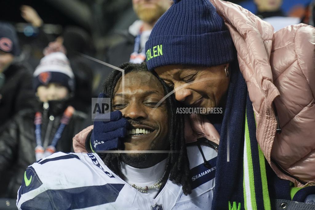 Williams, Woolen lead way as Seahawks beat struggling Bears 63 to