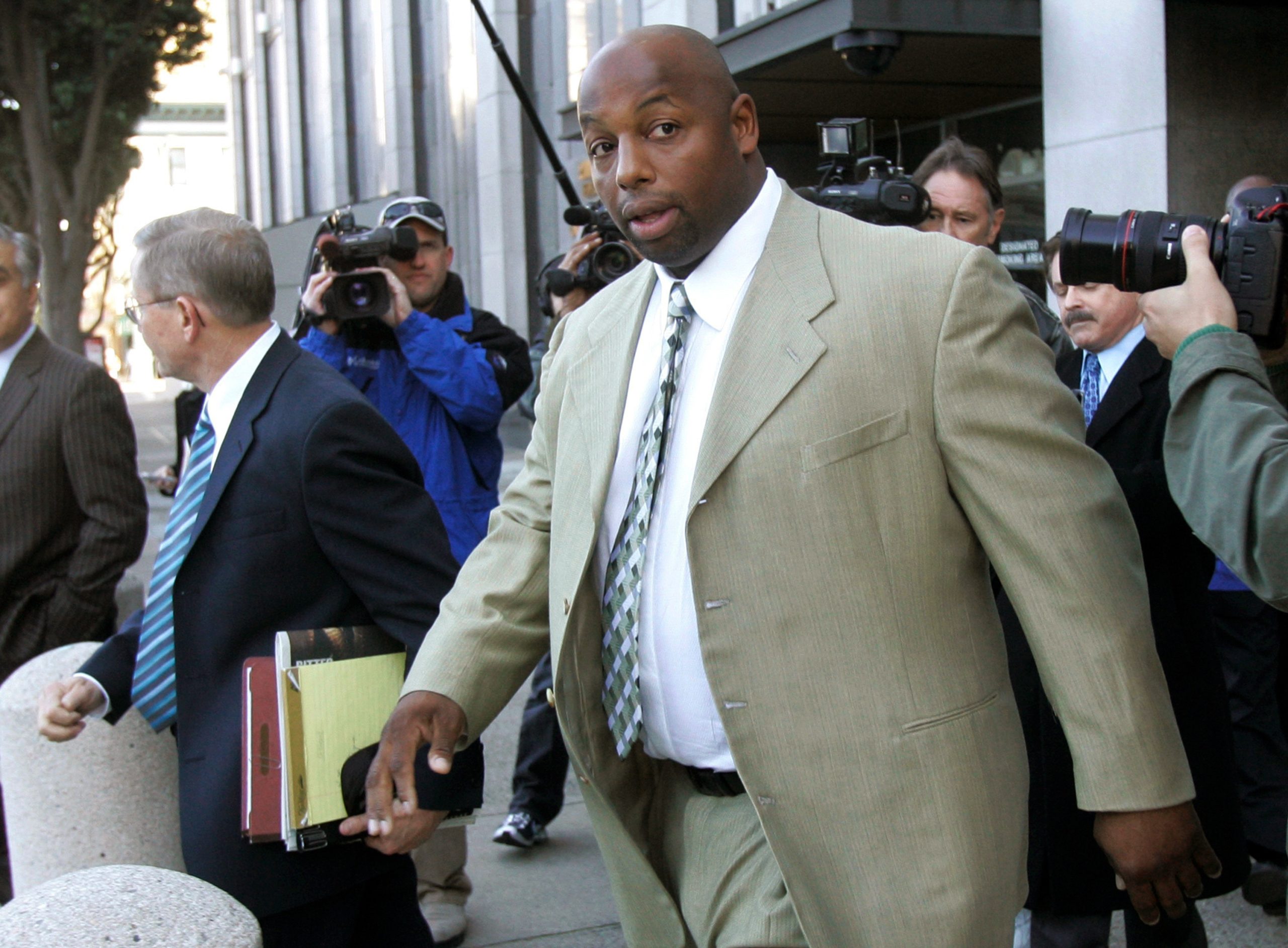 Judge Hectar Ramon Ex-49er Dana Stubblefield to remain in prison for now after judge ...
