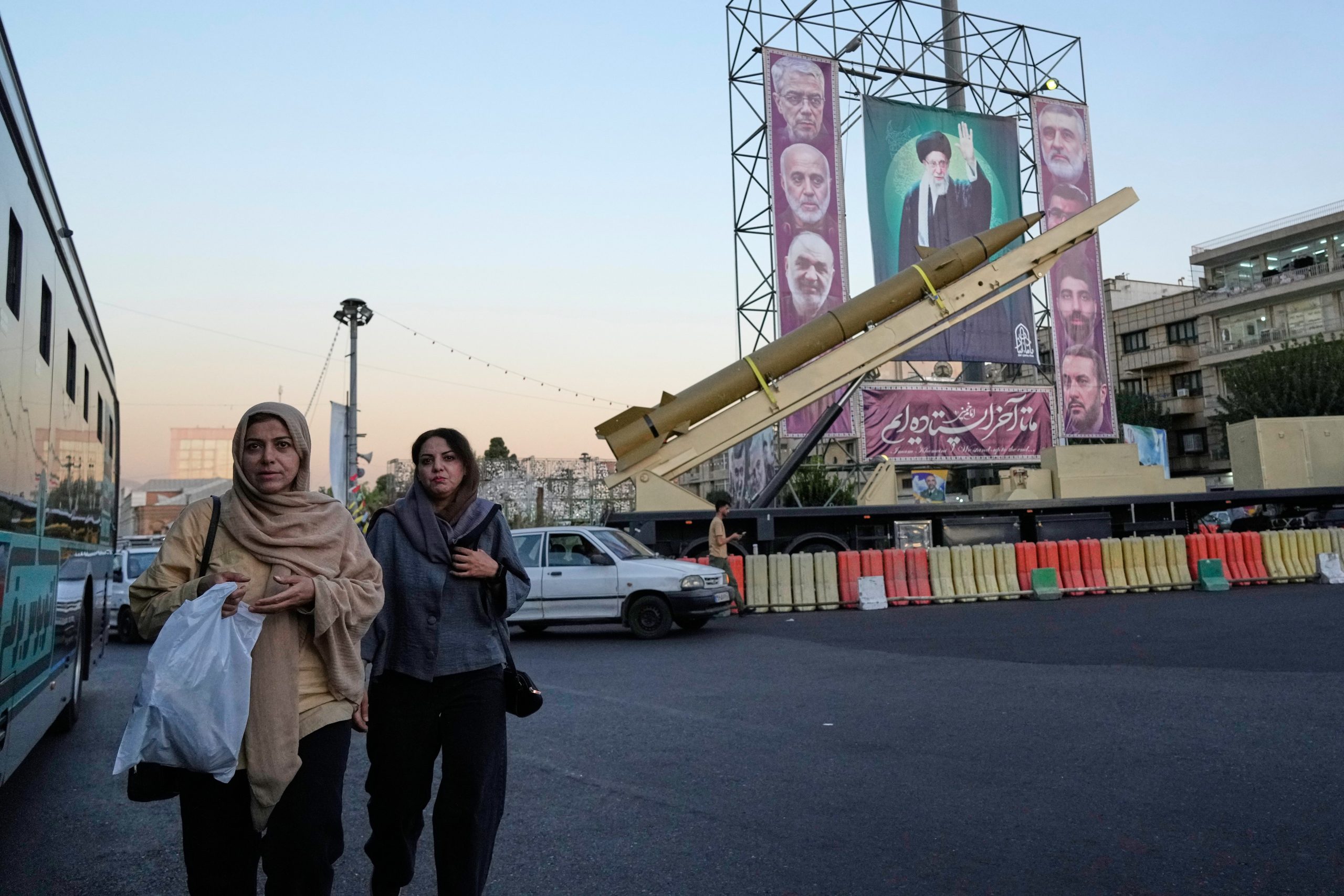 یک ایران گرسنگی ، فقیرتر و مضطرب تر در انتظار “ضربه محکم و ناگهانی” از تحریم های سازمان ملل در مورد برنامه هسته ای خود است