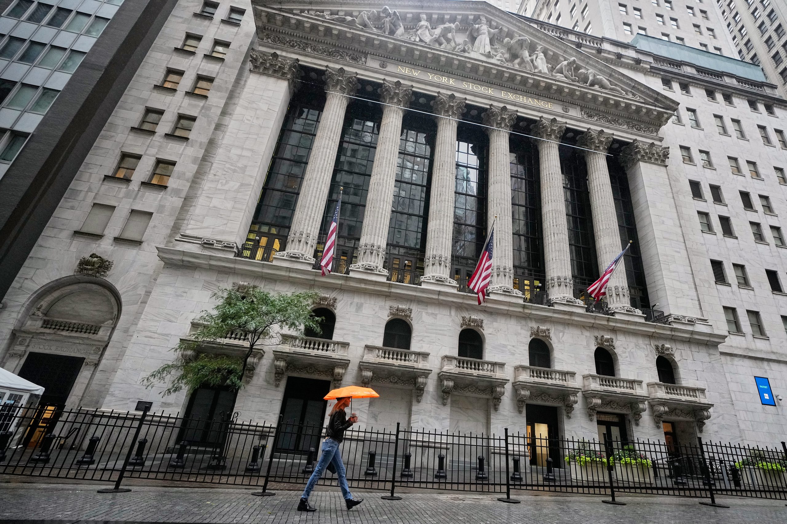 Amazon carries Wall Street to the finish of another winning week and ...