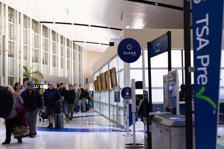 US airline CEOs urge Congress to end standoff, pay airport security officers