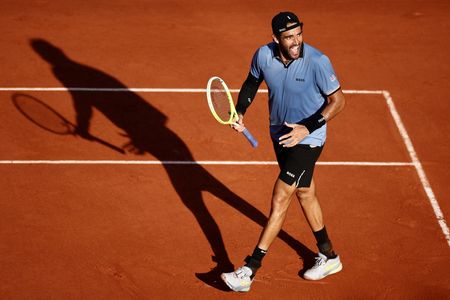 Tennis-Italian trio poised for semi-final charge at Roland Garros