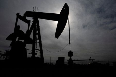 Oil falls as supply starts moving through Strait of Hormuz