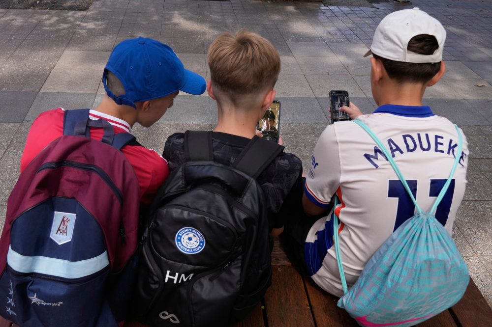 French lawmakers race to introduce an under-15 social media ban before the new school year
