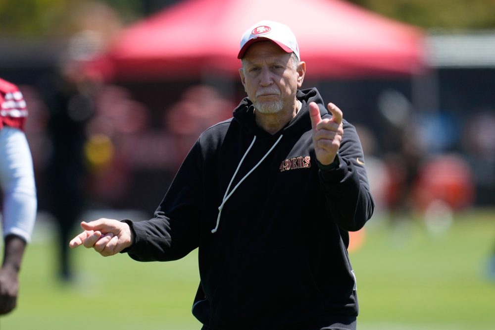 Kyle Shanahan makes a cameo appearance at 49ers practice following recent car crash