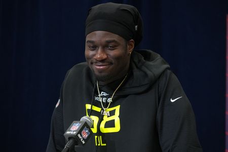 Bengals DE Shemar Stewart (knee) avoids major injury after scare