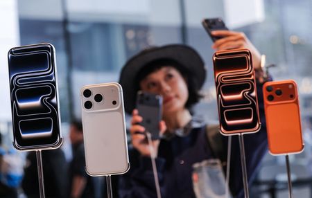Apple revenue, profits beat expectations on iPhone, Mac sales