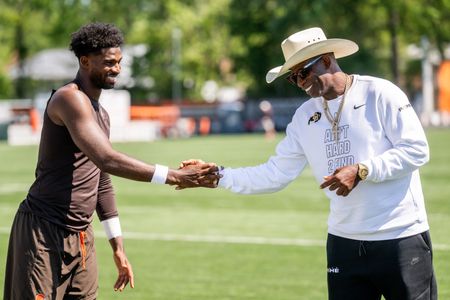 All-Pro dad: With Deion present, Shedeur Sanders runs Browns’ offense