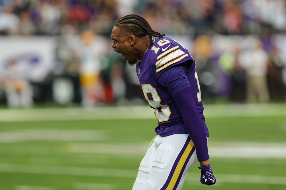 Vikings close with 29 straight points to beat rival Packers as Wentz replaces injured Murray